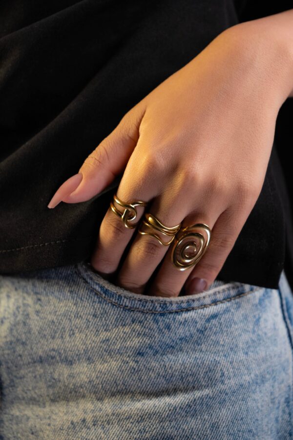 Bague femme Wavy ring plaquée or 18 carats en acier inoxydable - Lumine Jewelry Maroc - Image 2