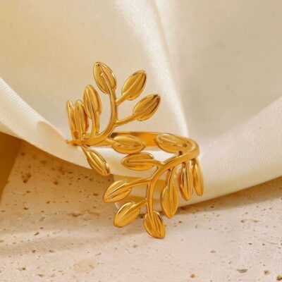 Hugging Leaf Ring