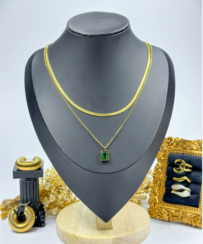 Emerald Élan Necklace – Green Pendant