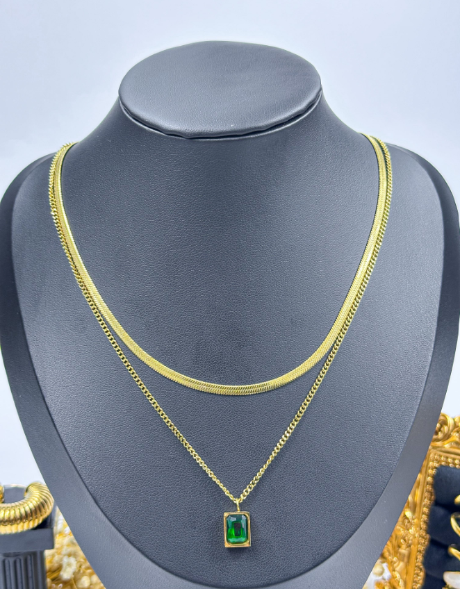 Emerald Élan Necklace – Green Pendant – Image 2