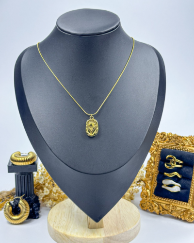 Flower pendant necklace