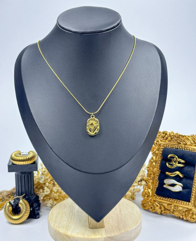 Flower pendant necklace