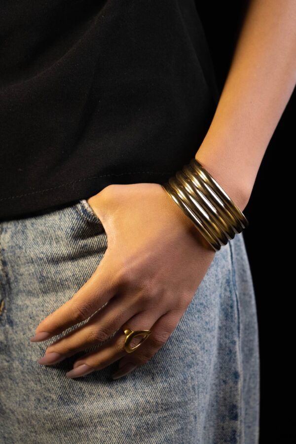 Bangle femme ribbed cuff bangle plaqué or 18 carats en acier inoxydable - Lumine Jewelry Maroc - Image 2