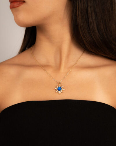DSC01890 Collier femme Sapphire Sun Necklace plaqué or 18 carats en acier inoxydable - Lumine Jewelry Maroc - Image 2
